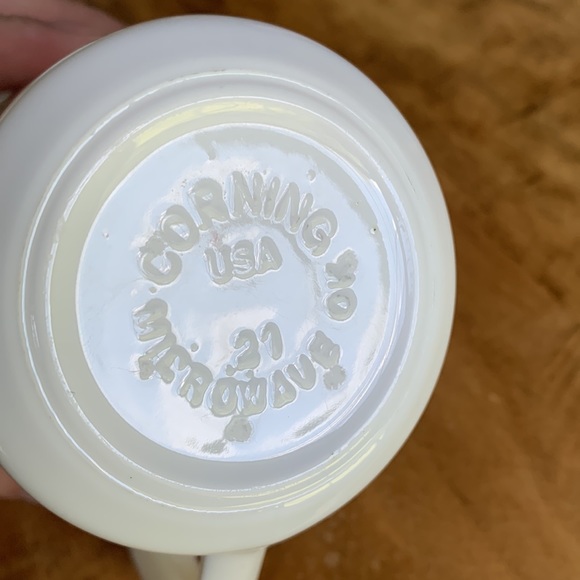 Corning USA Christmas Coffee Mugs Set of 4 - Picture 7 of 11